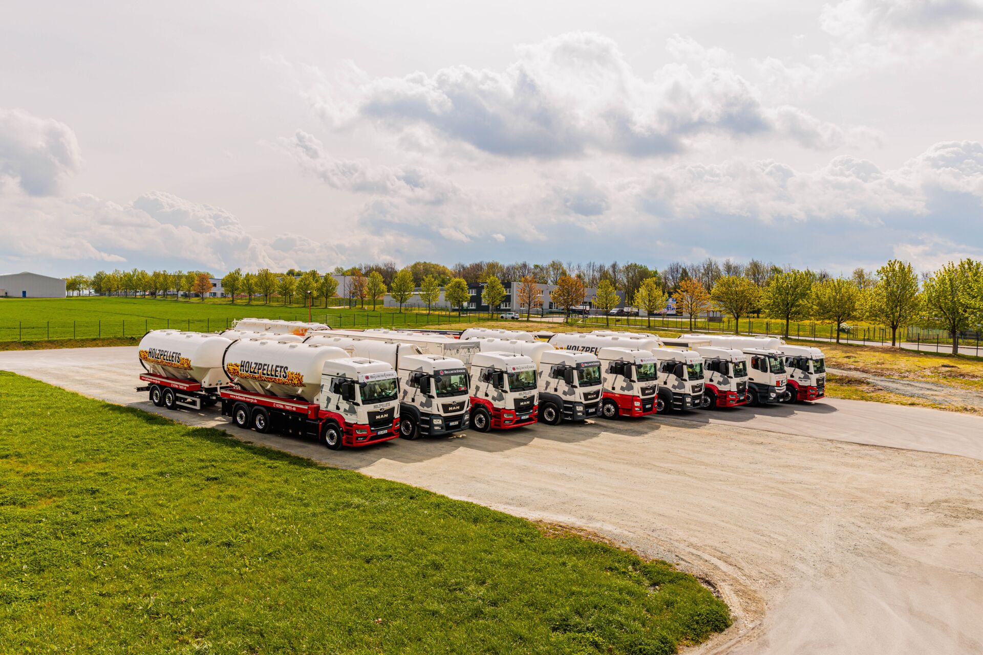 Luftbild mit Blick auf LKW Fuhrpark der Hellmuth Energie GmbH