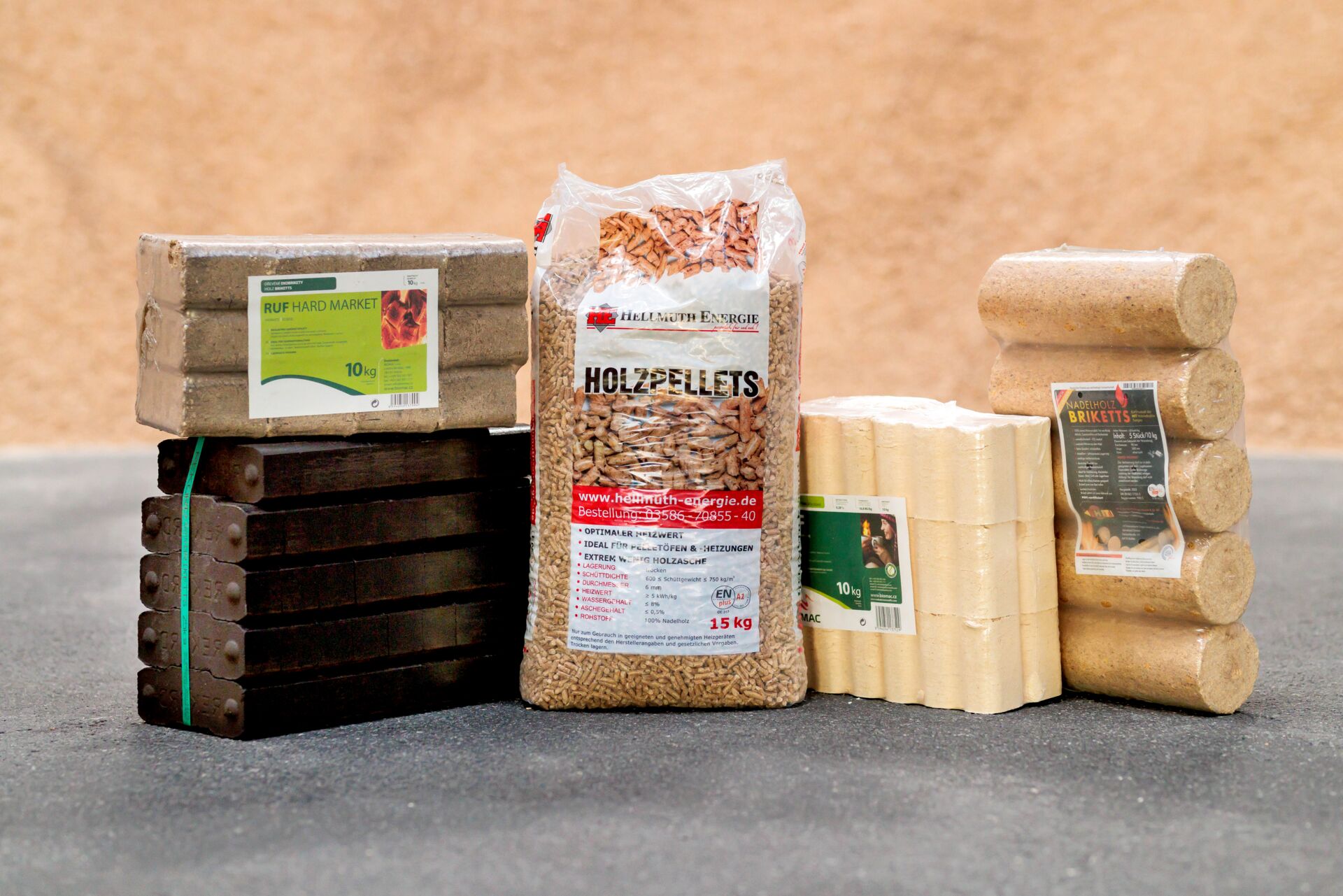 Brennstoff-Auswahl als Briketts oder Pellets - jeweils abgepackt als 10 kg Paket